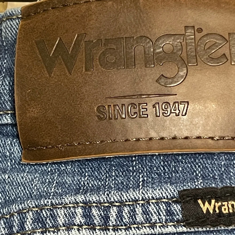 Wrangler Relaxed Fit Blue Jeans for Men 36x27